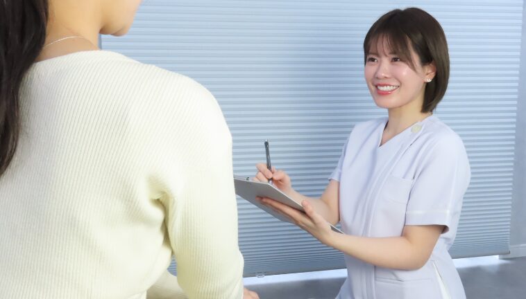 柘植美季がカウンセリングをする様子